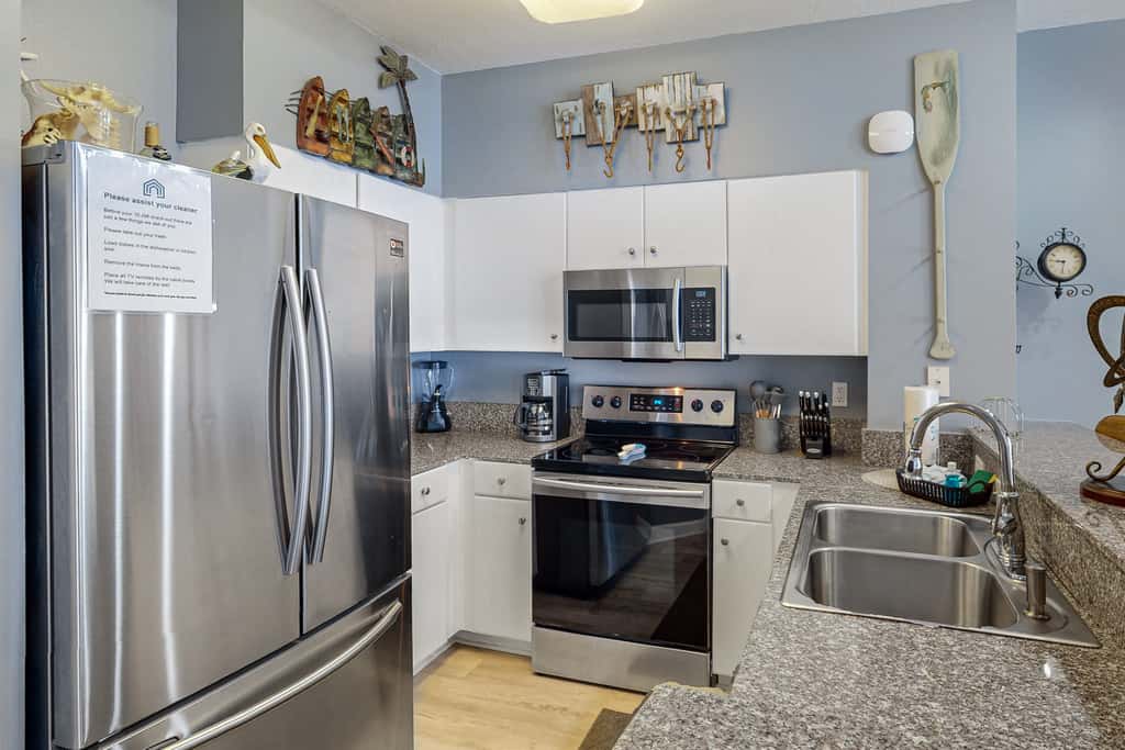 Beachfront condo with pool, hot tub, terrific beach views, & balcony
