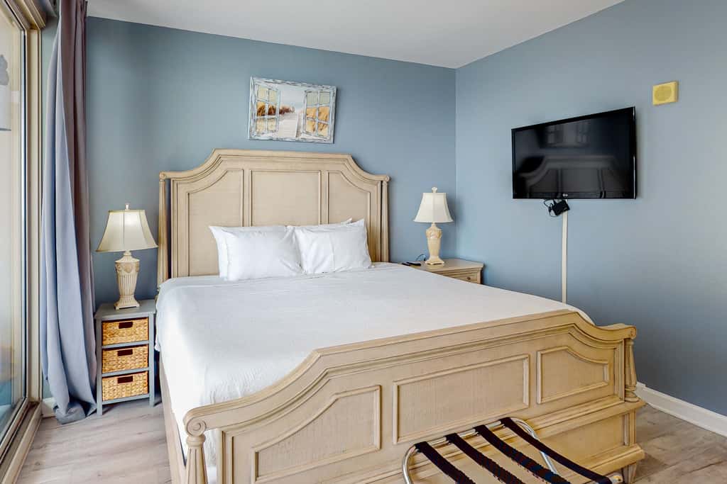 Beachfront condo with pool, hot tub, terrific beach views, & balcony