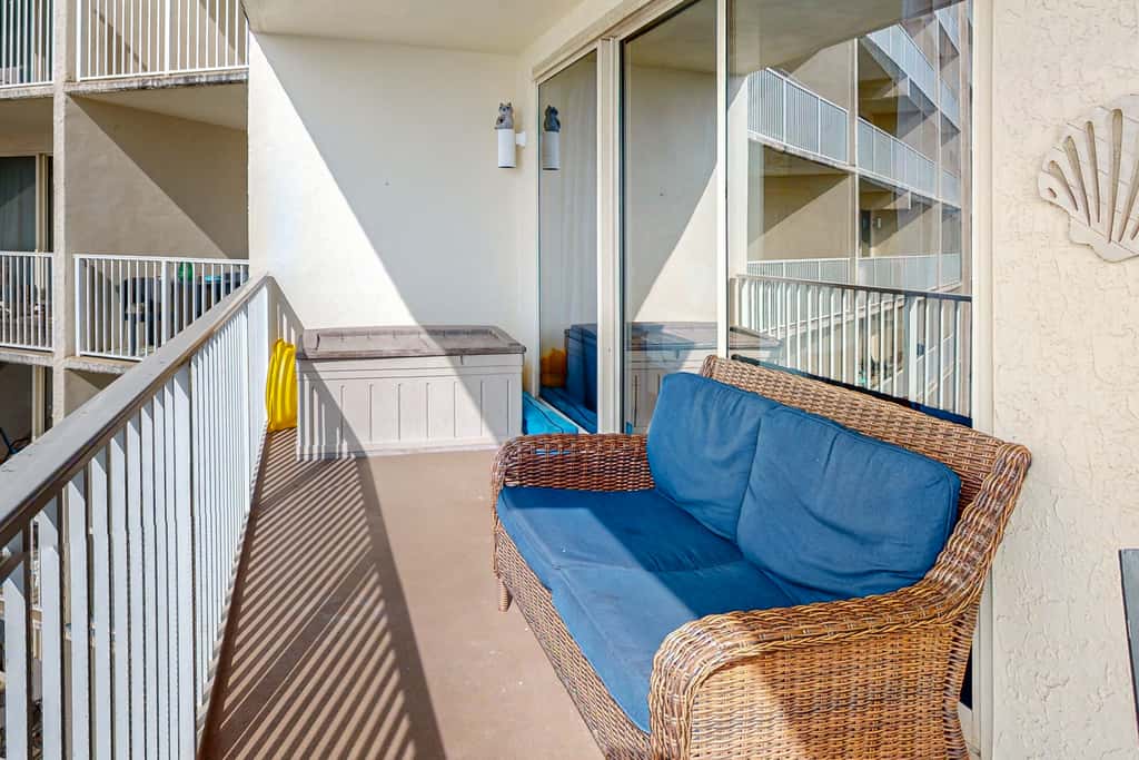 Beachfront condo with pool, hot tub, terrific beach views, & balcony