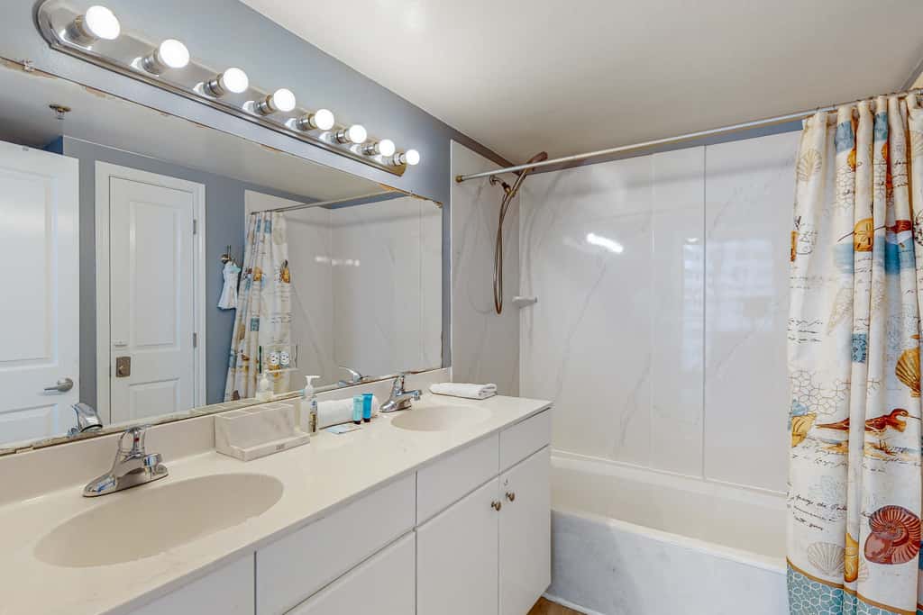 Beachfront condo with pool, hot tub, terrific beach views, & balcony