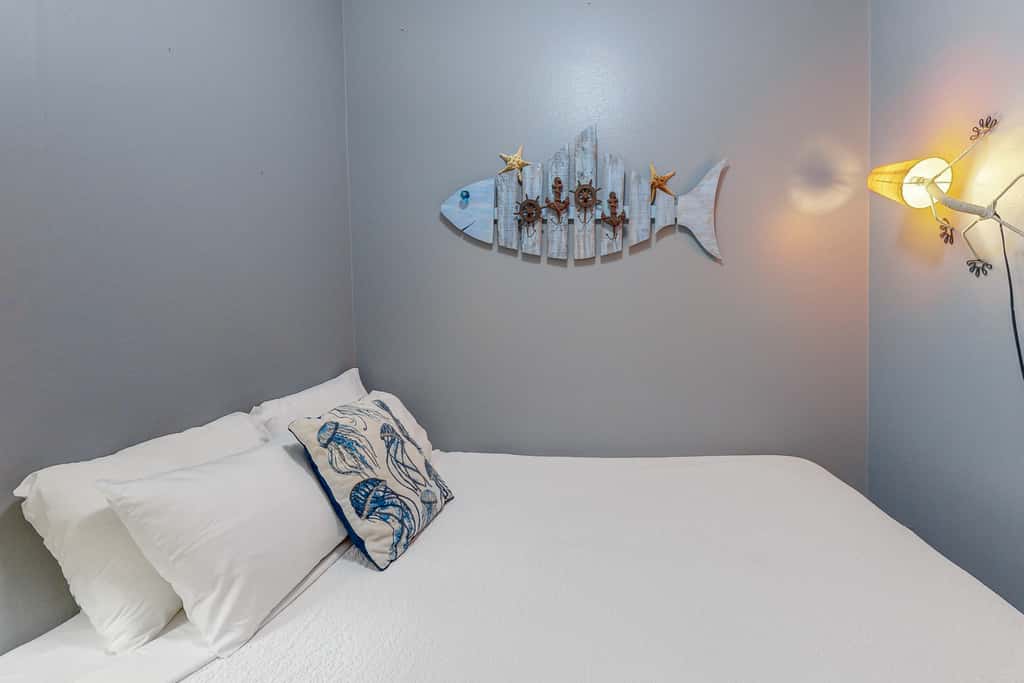 Beachfront condo with pool, hot tub, terrific beach views, & balcony