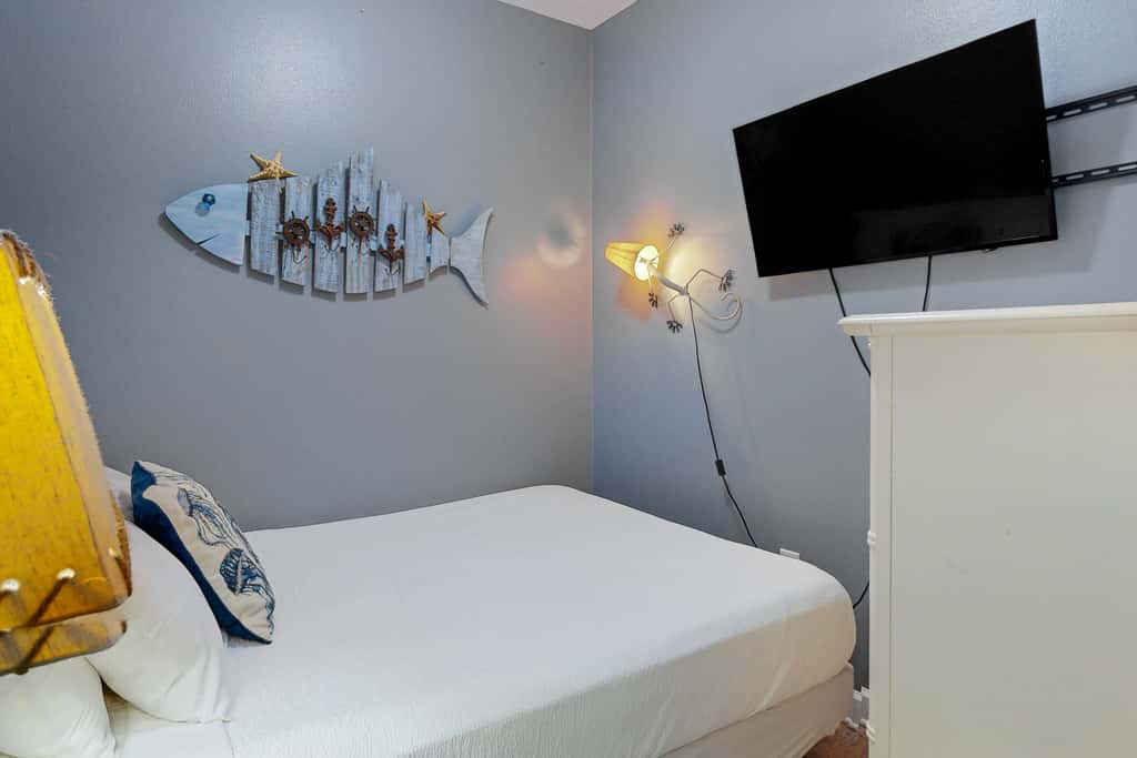 Beachfront condo with pool, hot tub, terrific beach views, & balcony