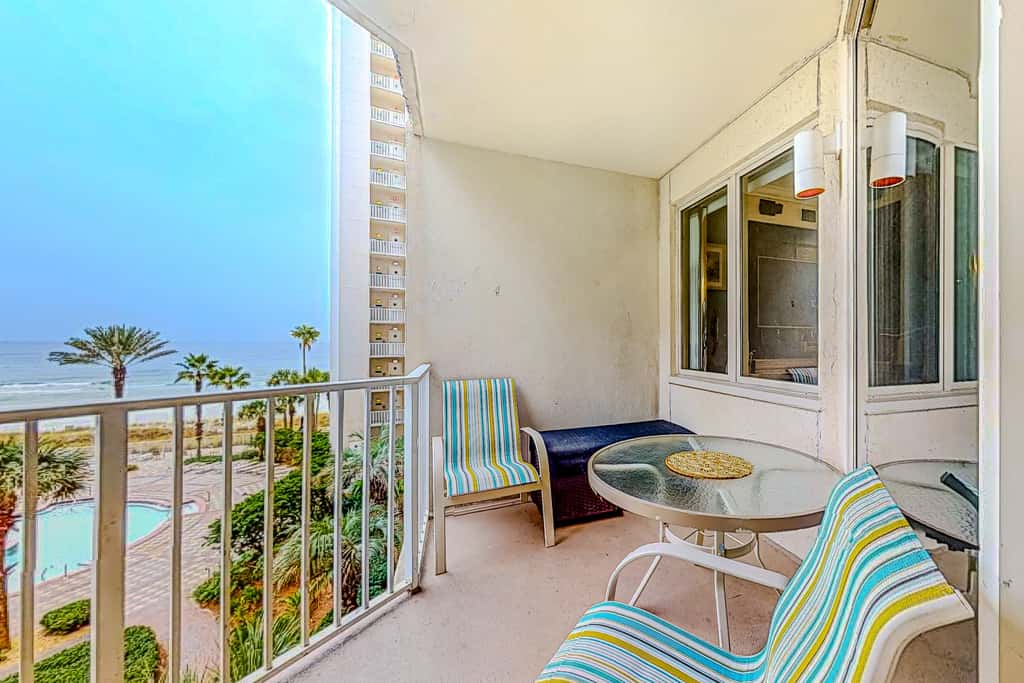 Gulf-front condo with sweeping views, pools, hot tubs, & easy beach