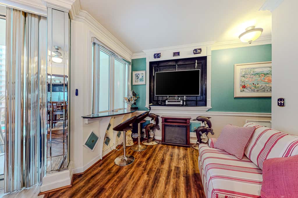 Gulf-front condo with sweeping views, pools, hot tubs, & easy beach