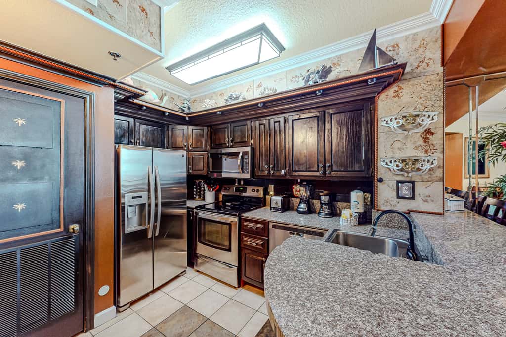 Gulf-front condo with sweeping views, pools, hot tubs, & easy beach