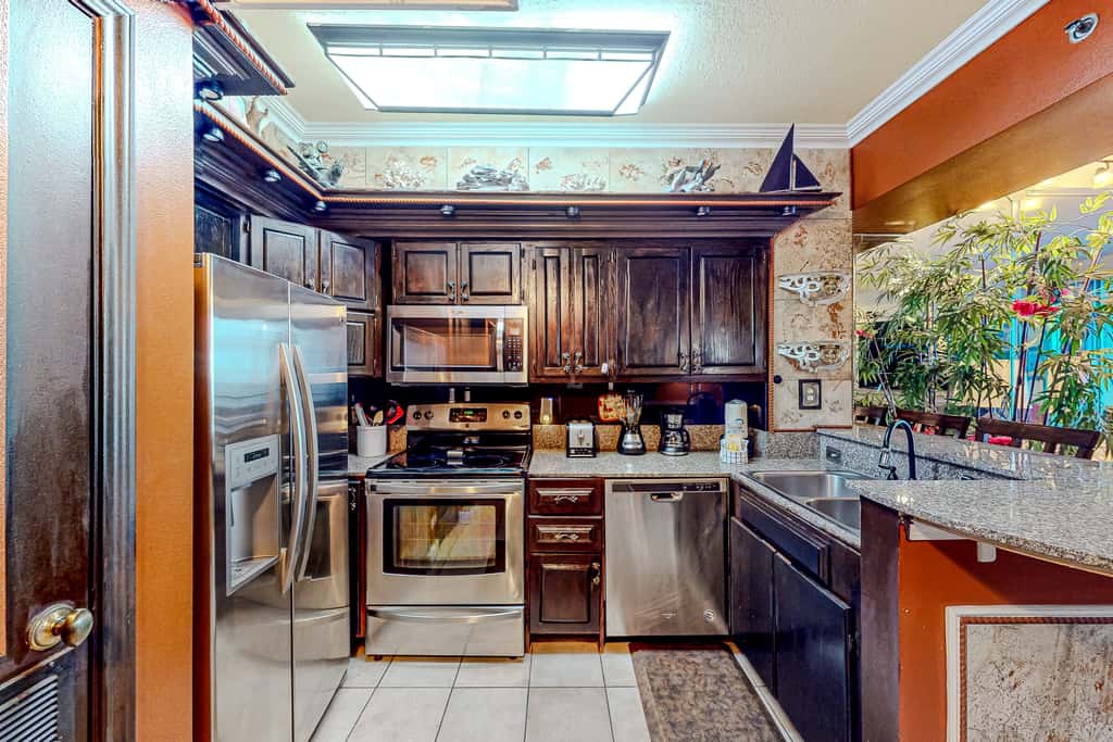 Gulf-front condo with sweeping views, pools, hot tubs, & easy beach