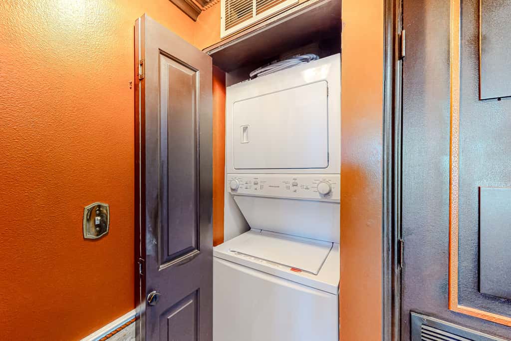 Gulf-front condo with sweeping views, pools, hot tubs, & easy beach