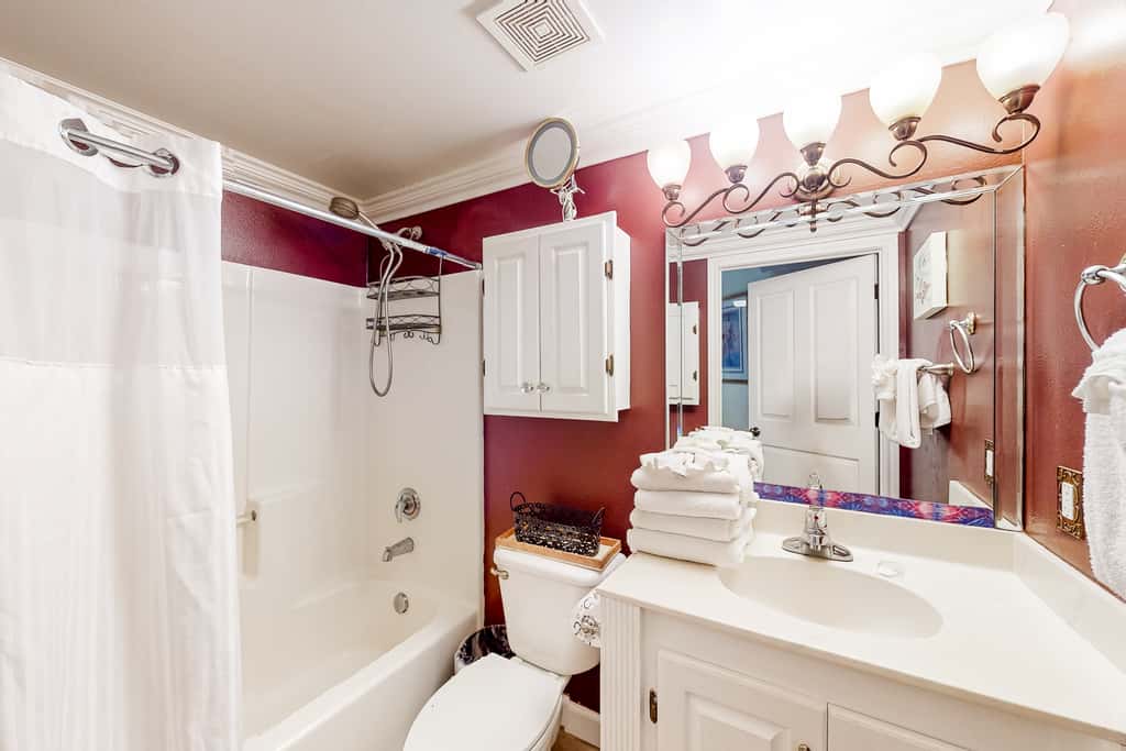 Gulf-front condo with sweeping views, pools, hot tubs, & easy beach