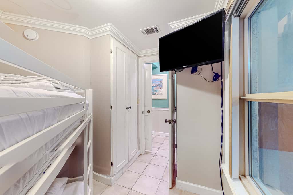 Gulf-front condo with sweeping views, pools, hot tubs, & easy beach