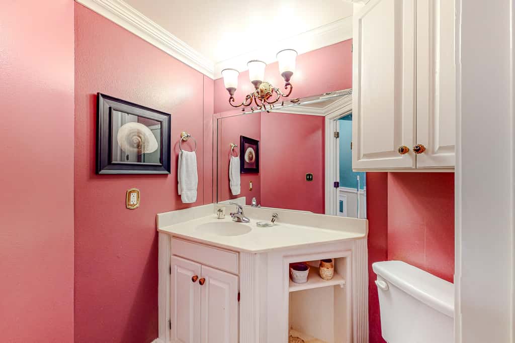 Gulf-front condo with sweeping views, pools, hot tubs, & easy beach