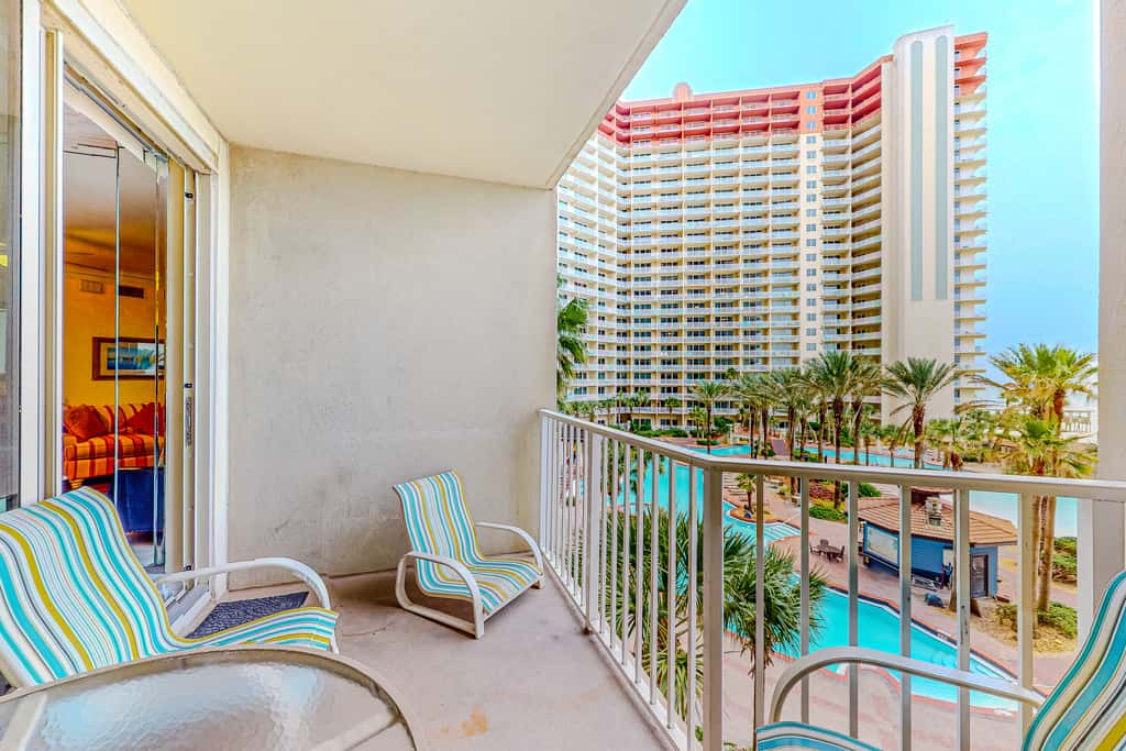 Gulf-front condo with sweeping views, pools, hot tubs, & easy beach