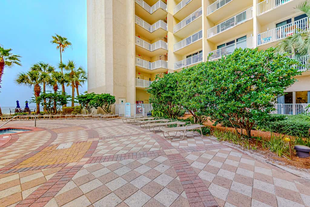 Gulf-front condo with sweeping views, pools, hot tubs, & easy beach