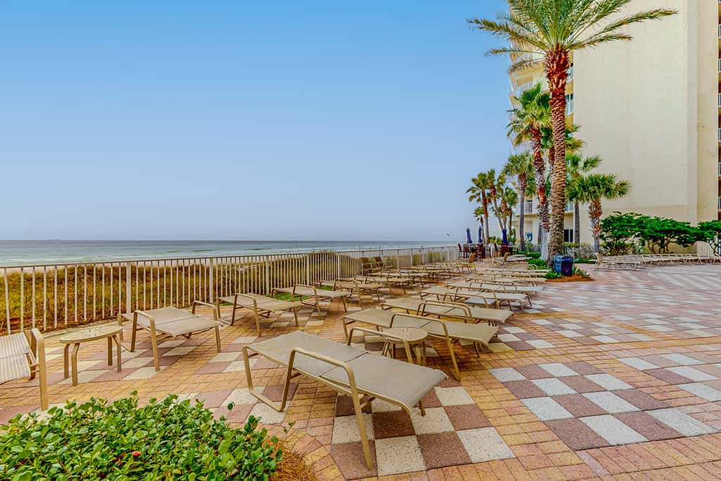 Gulf-front condo with sweeping views, pools, hot tubs, & easy beach