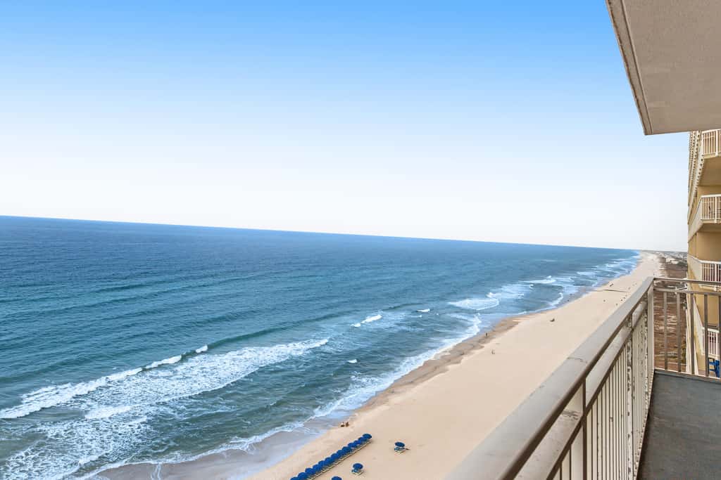 Stylish oceanfront West Tower corner condo - 3 balconies, WiFi, & pool, hot tub