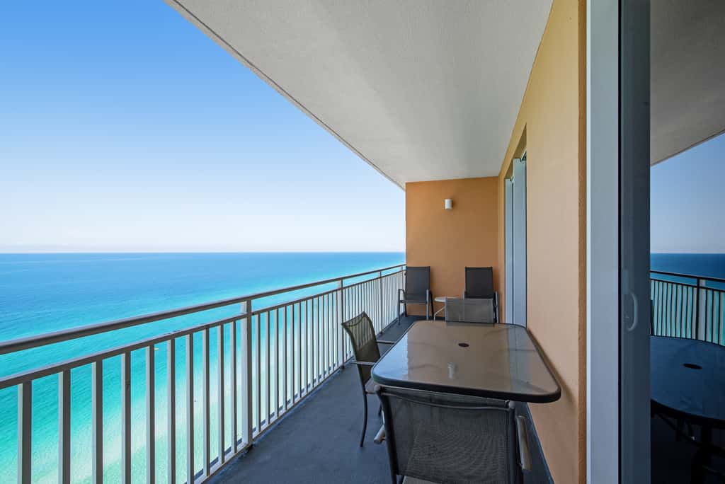 Kid-friendly beachfront condo with seasonal beach service, pools & hot tub