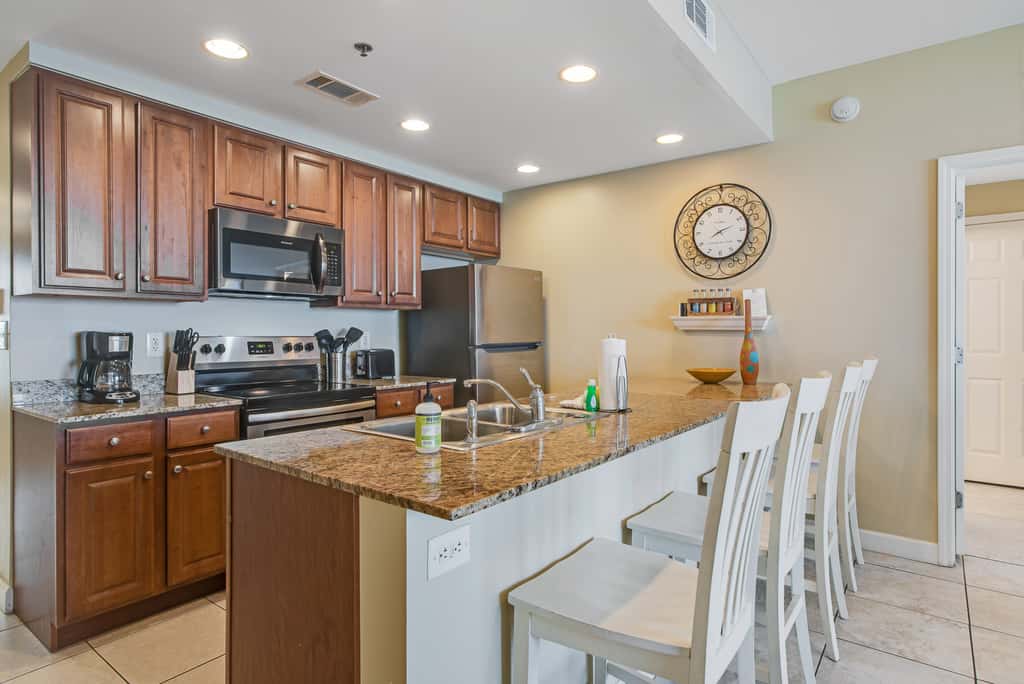 Kid-friendly beachfront condo with seasonal beach service, pools & hot tub