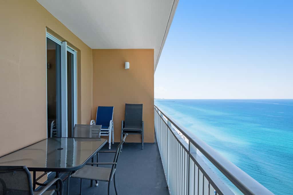 Kid-friendly beachfront condo with seasonal beach service, pools & hot tub