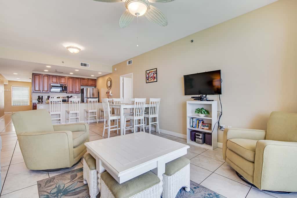 Kid-friendly beachfront condo with seasonal beach service, pools & hot tub