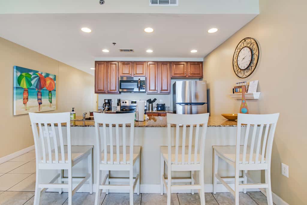 Kid-friendly beachfront condo with seasonal beach service, pools & hot tub