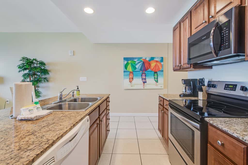 Kid-friendly beachfront condo with seasonal beach service, pools & hot tub