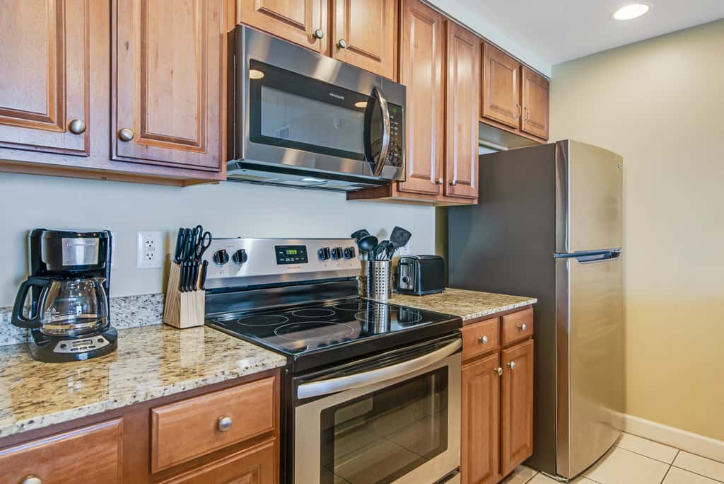 Kid-friendly beachfront condo with seasonal beach service, pools & hot tub