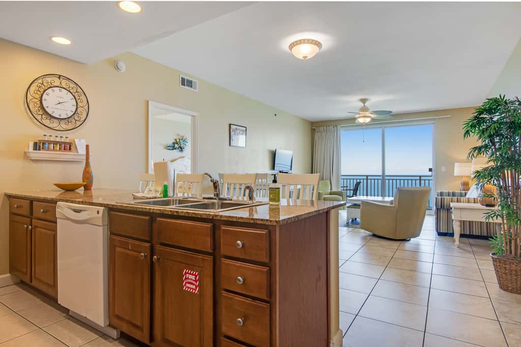 Kid-friendly beachfront condo with seasonal beach service, pools & hot tub