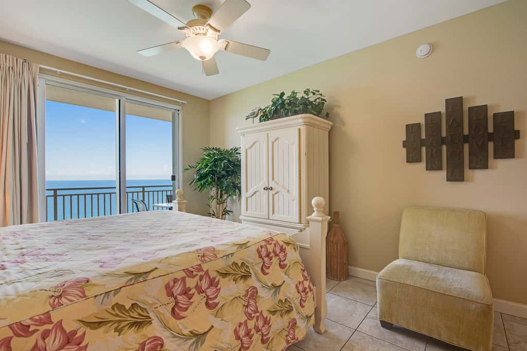 Kid-friendly beachfront condo with seasonal beach service, pools & hot tub