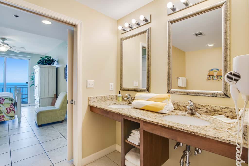 Kid-friendly beachfront condo with seasonal beach service, pools & hot tub