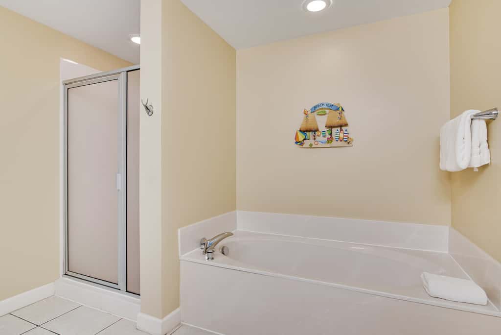 Kid-friendly beachfront condo with seasonal beach service, pools & hot tub
