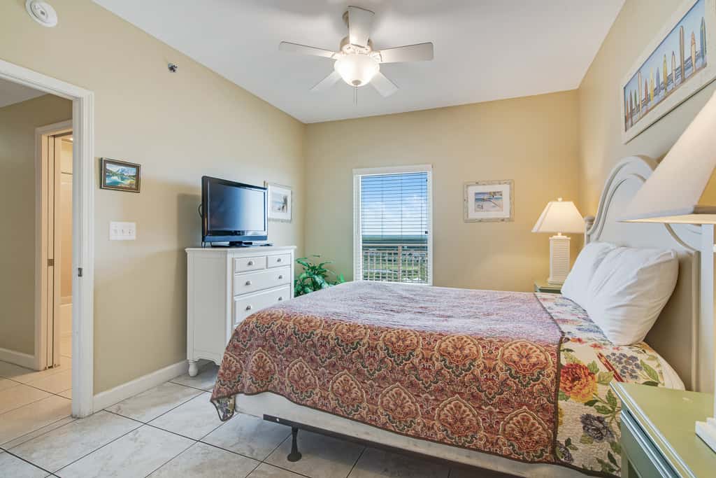 Kid-friendly beachfront condo with seasonal beach service, pools & hot tub