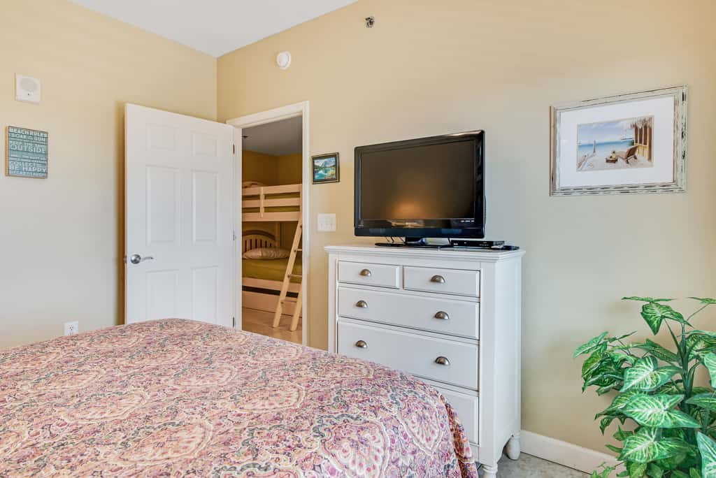 Kid-friendly beachfront condo with seasonal beach service, pools & hot tub