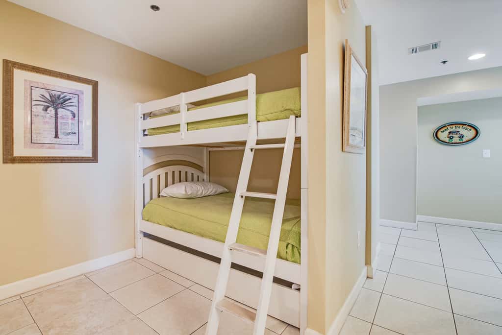 Kid-friendly beachfront condo with seasonal beach service, pools & hot tub