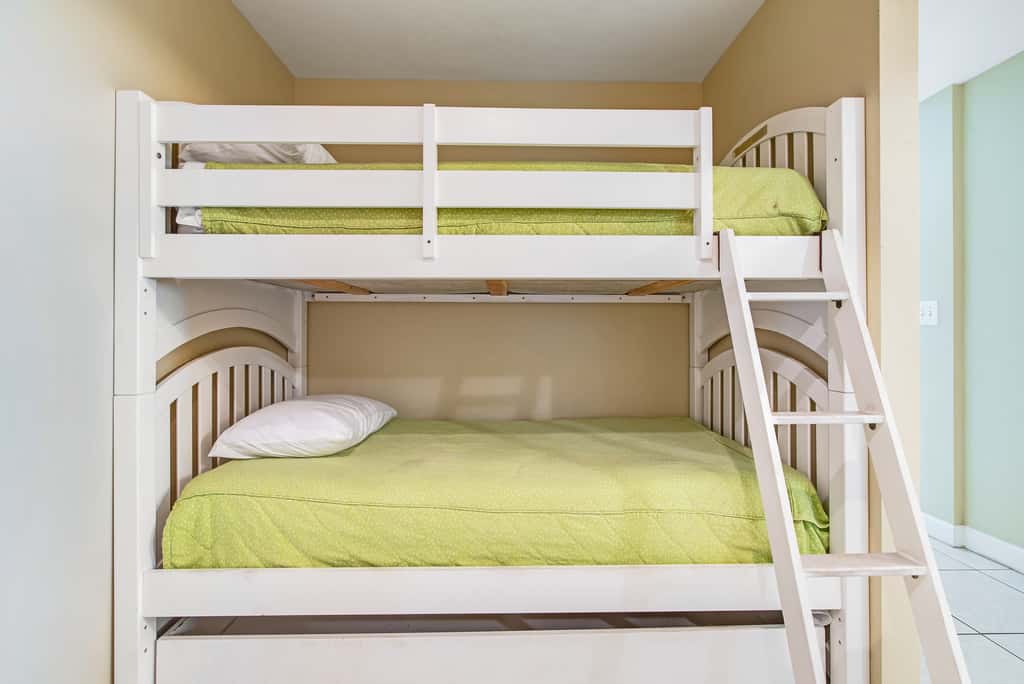 Kid-friendly beachfront condo with seasonal beach service, pools & hot tub