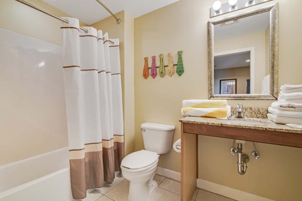 Kid-friendly beachfront condo with seasonal beach service, pools & hot tub