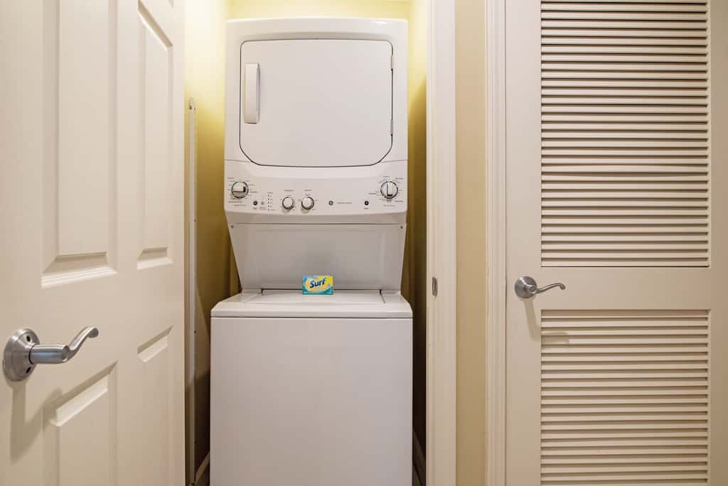 Kid-friendly beachfront condo with seasonal beach service, pools & hot tub