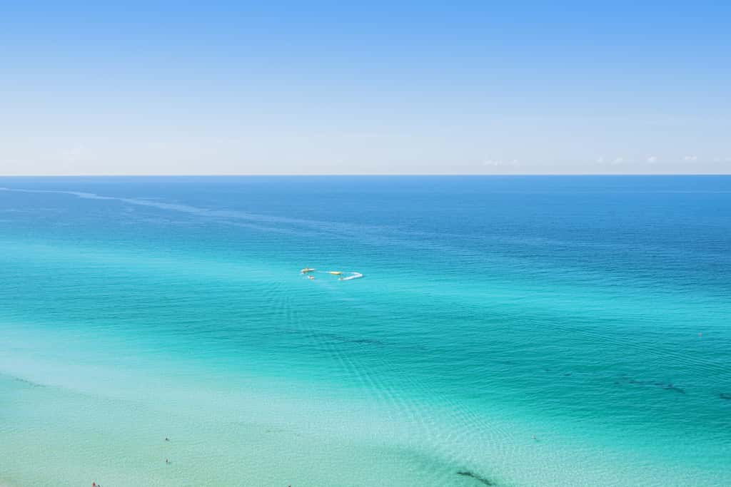 Kid-friendly beachfront condo with seasonal beach service, pools & hot tub