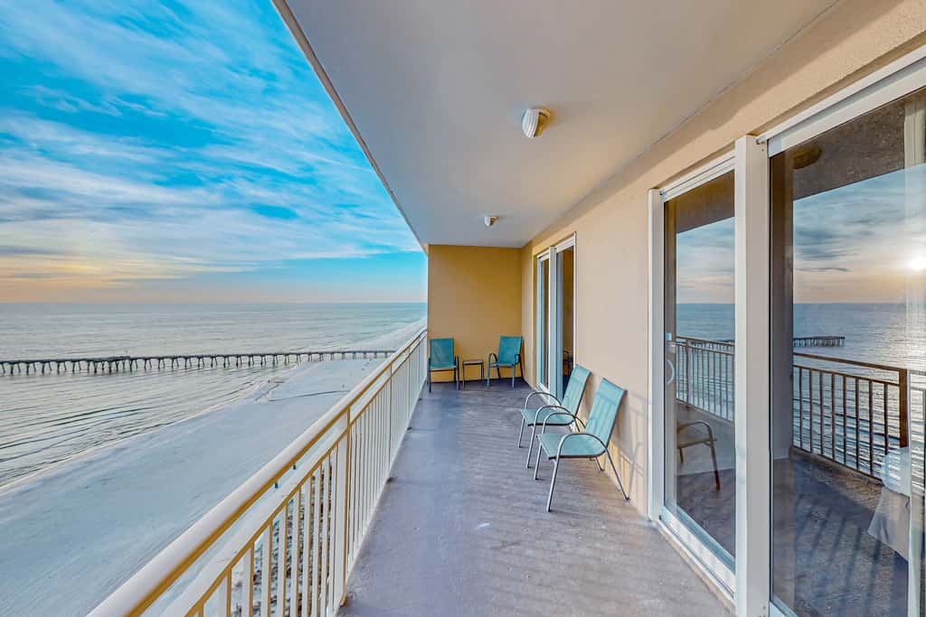 14th-floor oceanfront condo with Gulf views, outdoor pool, balcony, WD, & AC