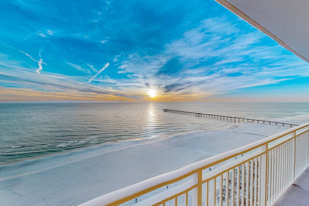 14th-floor oceanfront condo with Gulf views, outdoor pool, balcony, WD, & AC