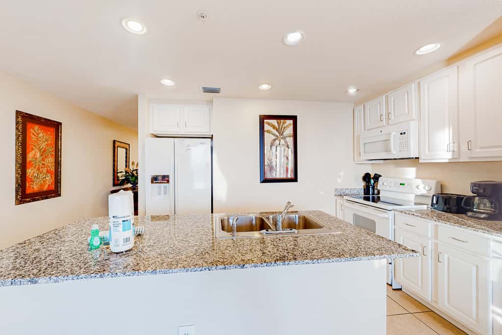 14th-floor oceanfront condo with Gulf views, outdoor pool, balcony, WD, & AC