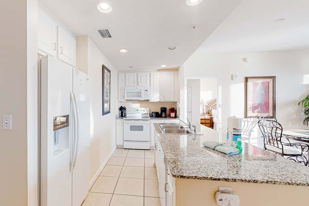 14th-floor oceanfront condo with Gulf views, outdoor pool, balcony, WD, & AC