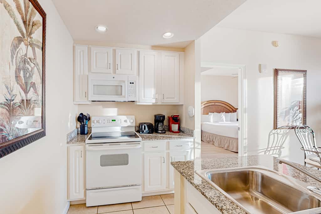 14th-floor oceanfront condo with Gulf views, outdoor pool, balcony, WD, & AC