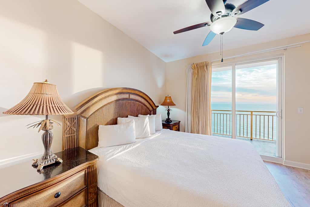 14th-floor oceanfront condo with Gulf views, outdoor pool, balcony, WD, & AC
