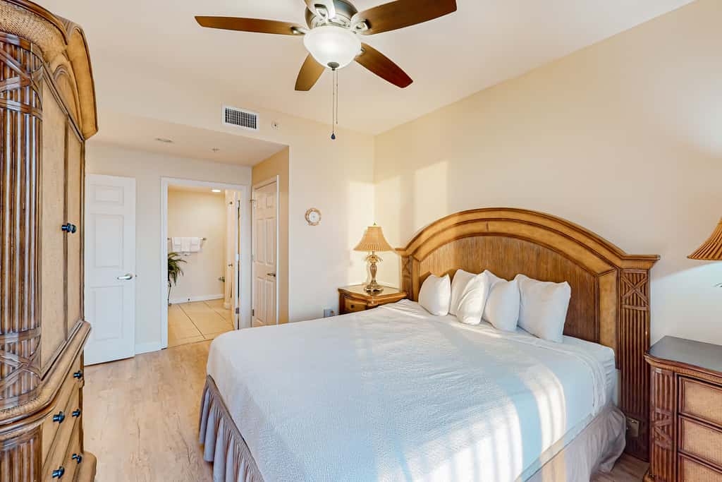 14th-floor oceanfront condo with Gulf views, outdoor pool, balcony, WD, & AC
