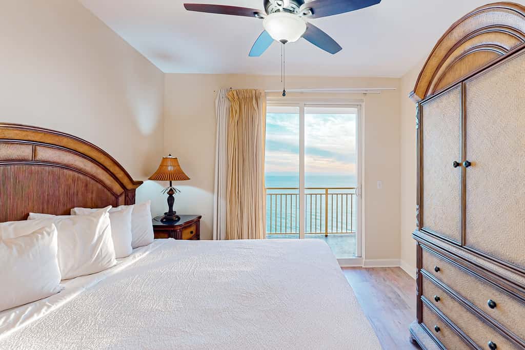 14th-floor oceanfront condo with Gulf views, outdoor pool, balcony, WD, & AC