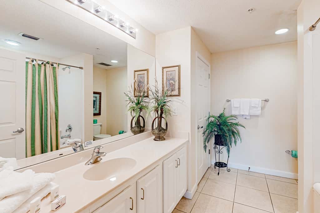14th-floor oceanfront condo with Gulf views, outdoor pool, balcony, WD, & AC