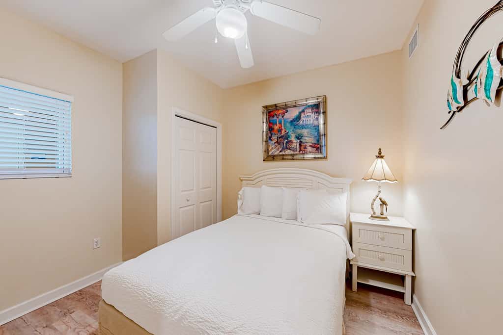 14th-floor oceanfront condo with Gulf views, outdoor pool, balcony, WD, & AC