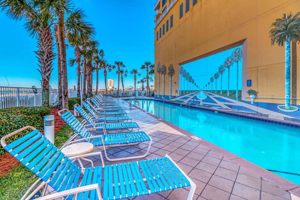 14th-floor oceanfront condo with Gulf views, outdoor pool, balcony, WD, & AC