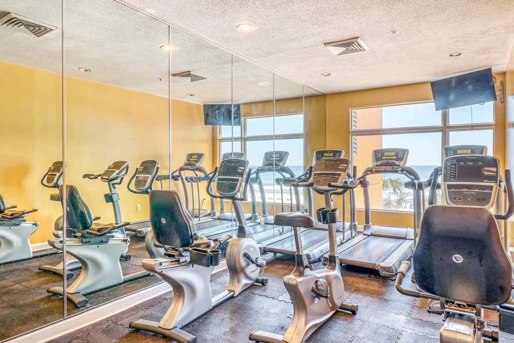 14th-floor oceanfront condo with Gulf views, outdoor pool, balcony, WD, & AC