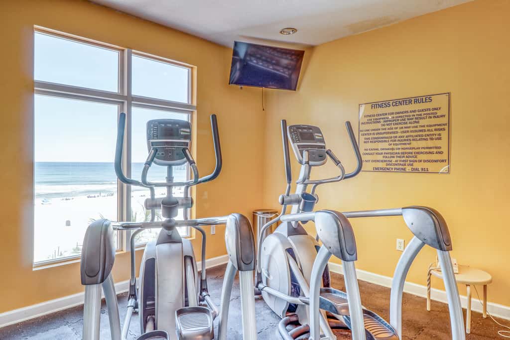 14th-floor oceanfront condo with Gulf views, outdoor pool, balcony, WD, & AC