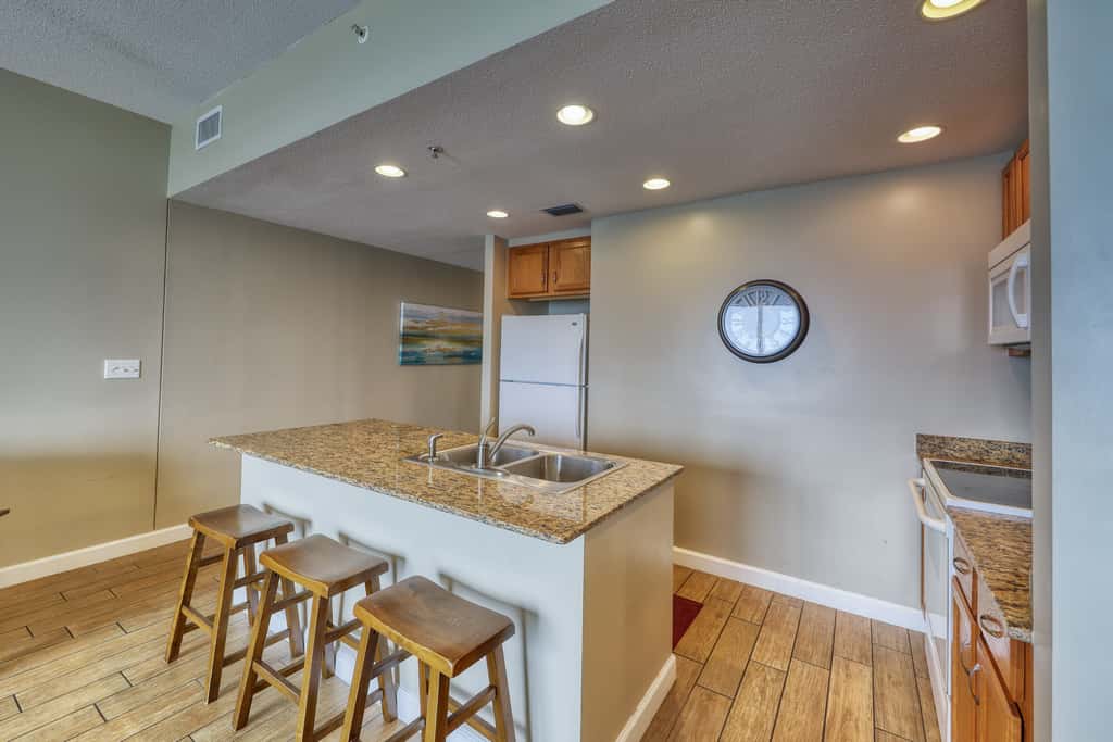 Waterfront condo with furnished balcony, pool, gym & beach